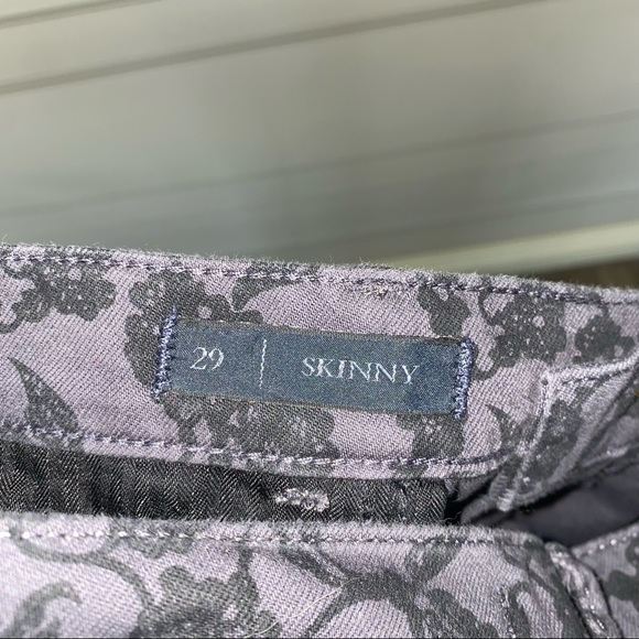 Juicy Couture Mid-Rise Bootleg Skinny Grey & Black Floral Jeans | Size 29 - Picture 13 of 14